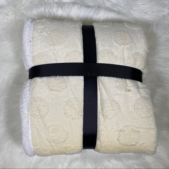 ⭐️SALE⭐️Ivory Dots Micromink Sherpa - Picture 2 of 3